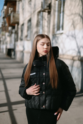 Куртка с капюшоном черного цвета