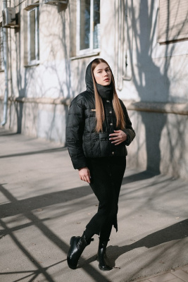 Куртка с капюшоном черного цвета